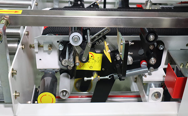 紙箱封箱機(jī),封箱機(jī),紙箱包裝機(jī)生產(chǎn)廠(chǎng)家