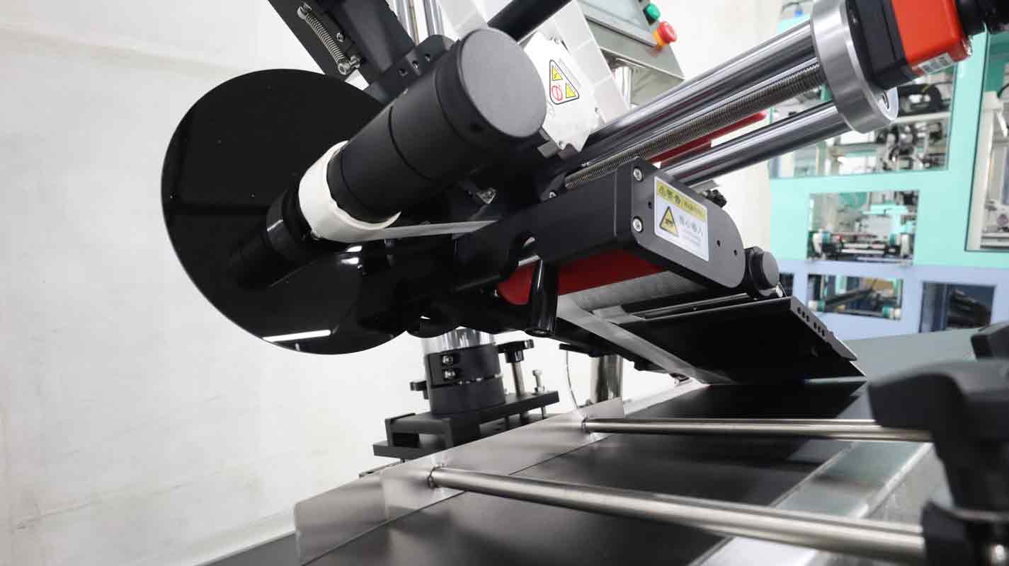 物流包裹面單貼標(biāo)機(jī):自動(dòng)分頁(yè),高效精準(zhǔn)省人工